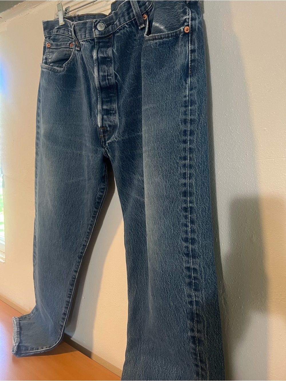 Levi's Men's Straight Jeans in Dark Blue Wash. size 42x32